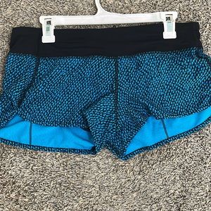size 8 2.5 inch lulu shorts